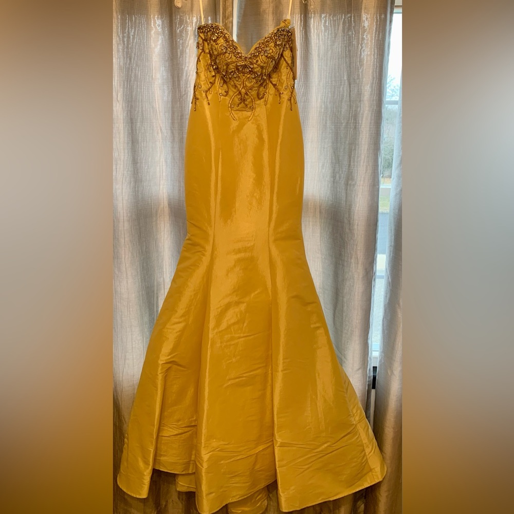 Pale yellow jovani mermaid/trumpet style gown with detailed beading brand NWT